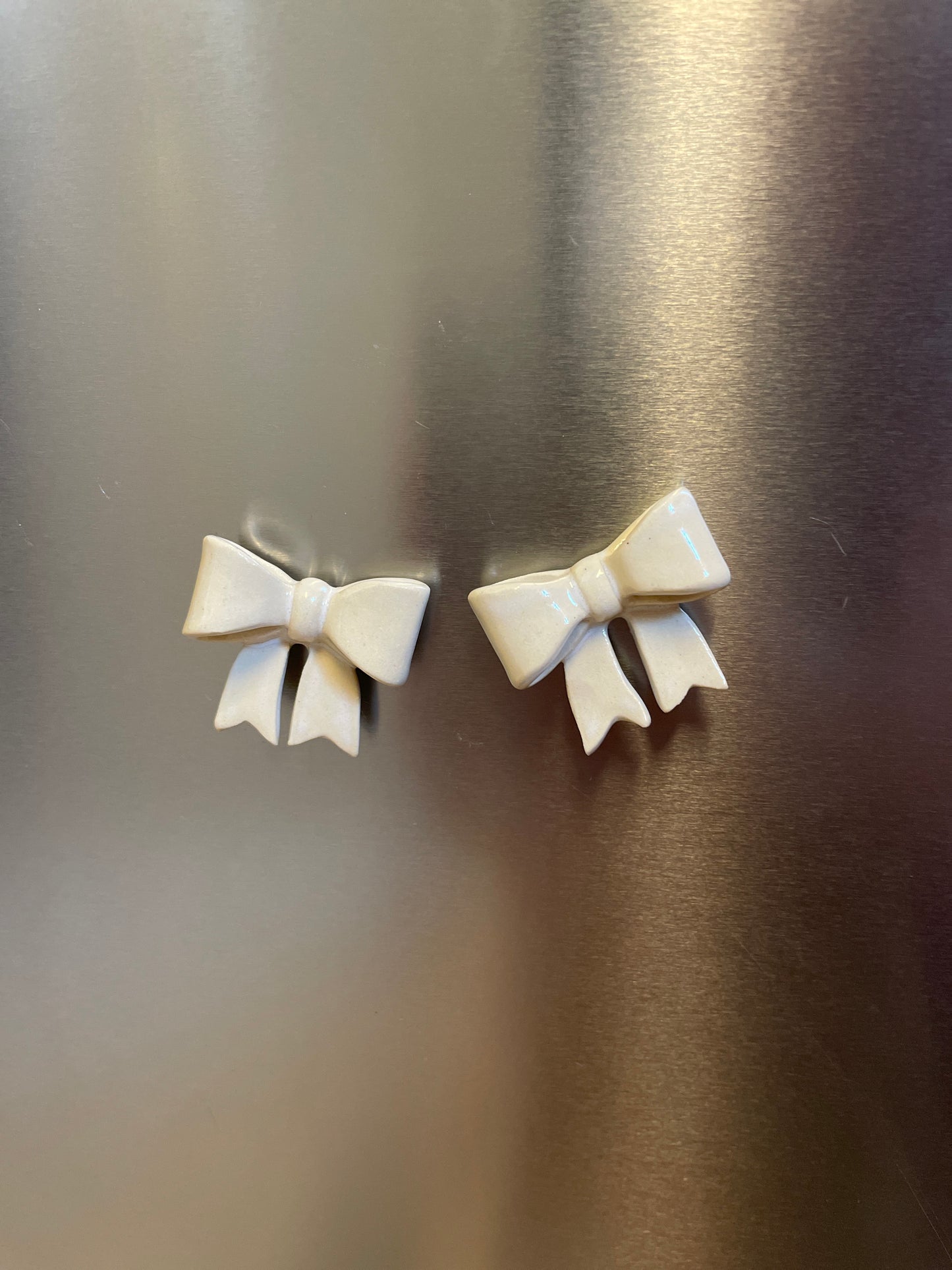 Eggshell Bow Magnet