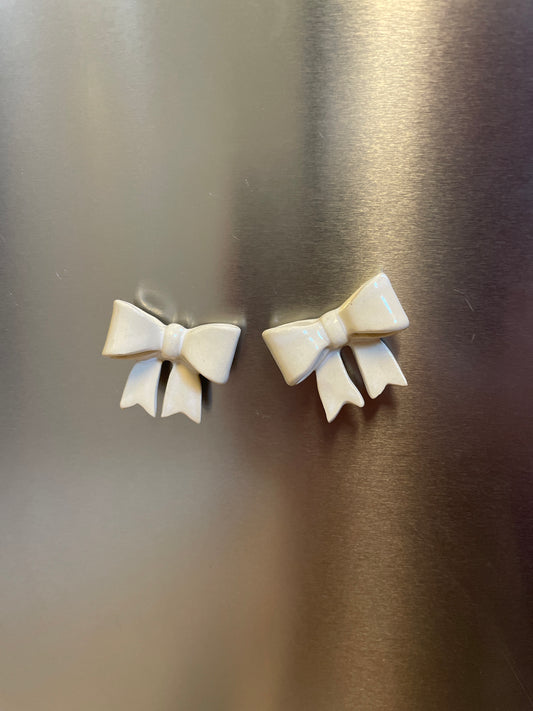 Eggshell Bow Magnet