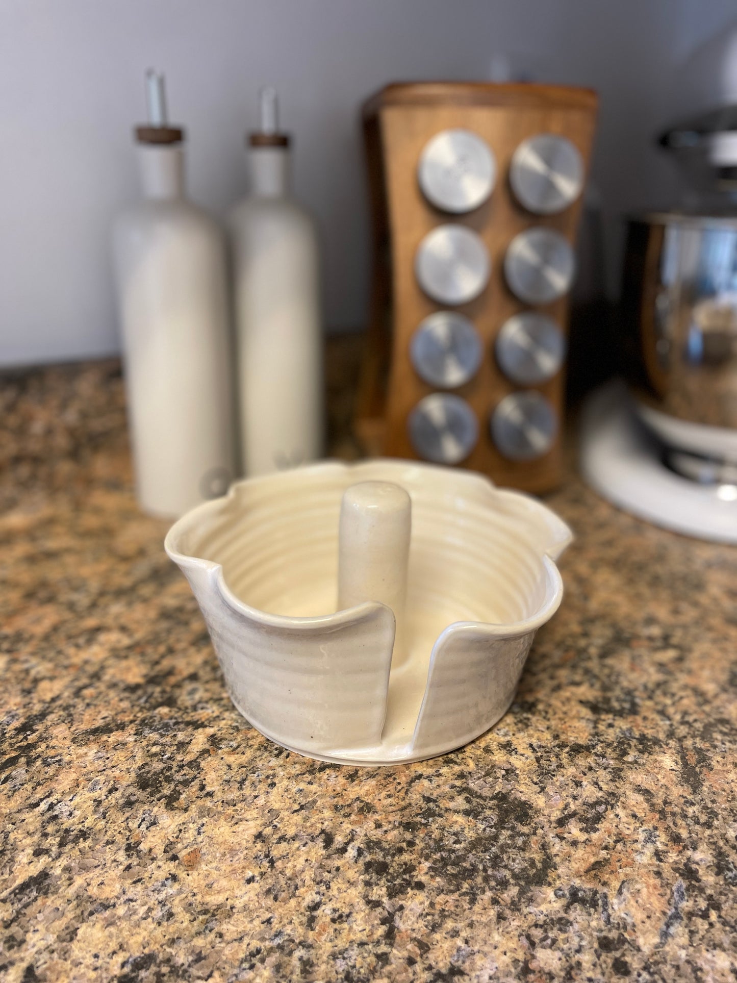 Eggshell Ruffled Paper Towel Holder
