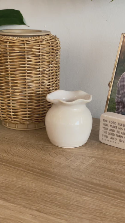 Eggshell Small Ruffle Vase