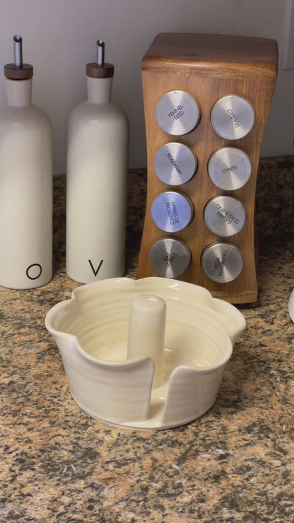 Eggshell Ruffled Paper Towel Holder